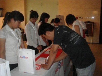 20090619171735有序的客戶(hù)簽到現(xiàn)場(chǎng)