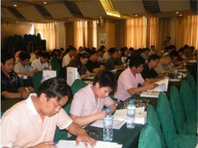 20090619172233客戶(hù)認(rèn)真聆聽(tīng)，并用筆記載著這精彩的內(nèi)容 2